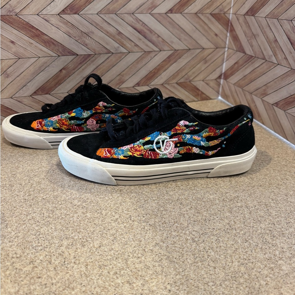 Ladies 9.5 Embroidered low top Vans lace up